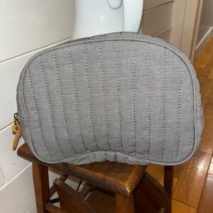 HEART & HAND whit Magnolia gray makeup pouch